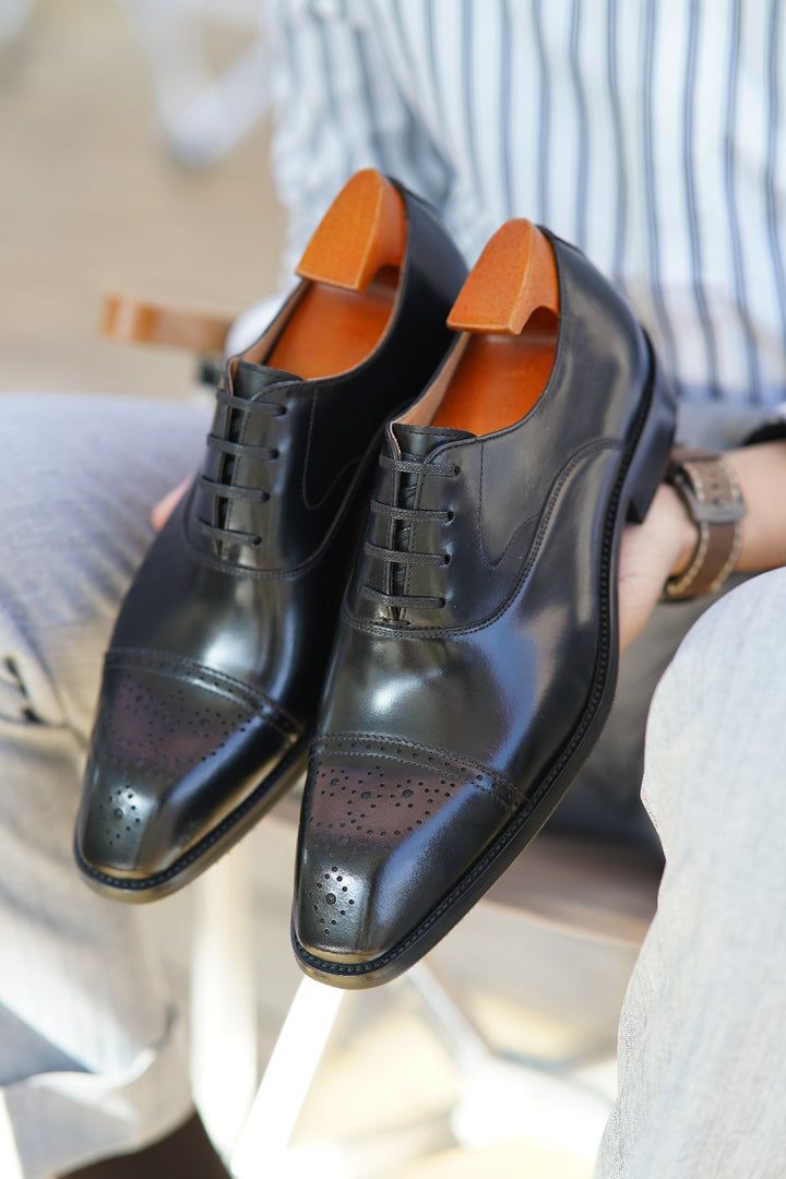 Timeless Elegance: Men's Leather Formal Oxford Shoes with Wingtip Detail