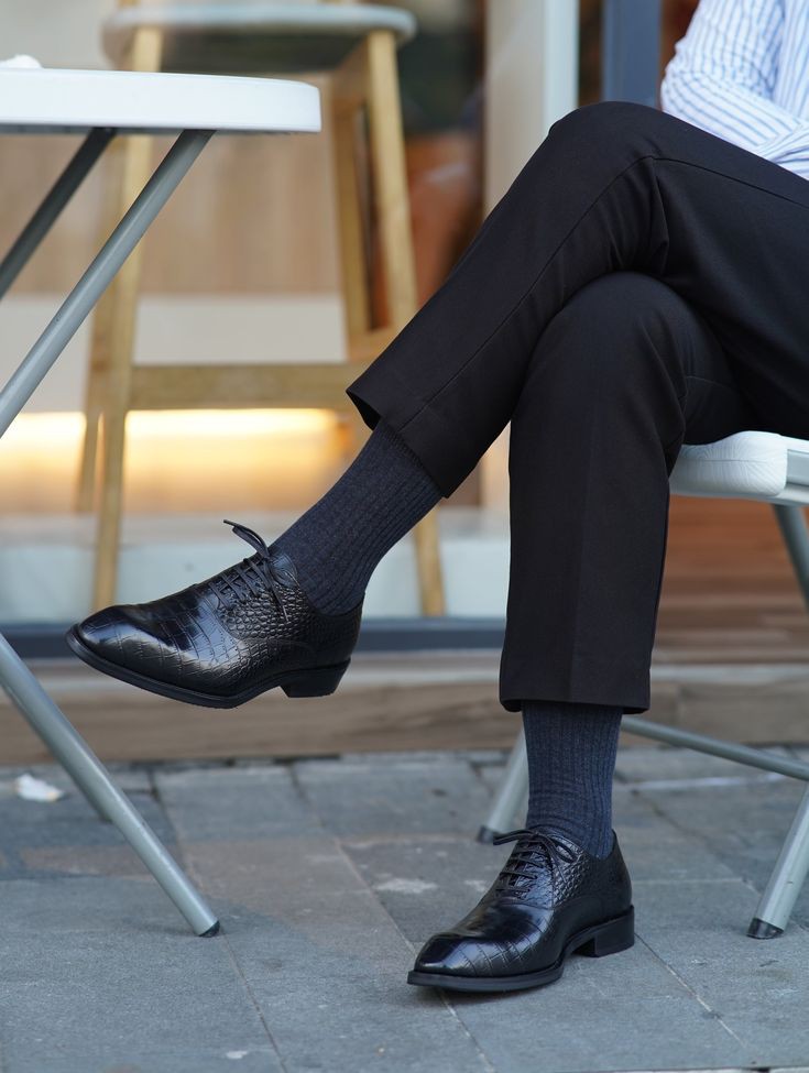 Discover Luxury with Men's Crocodile Texture Oxford Lace-Ups Shoes