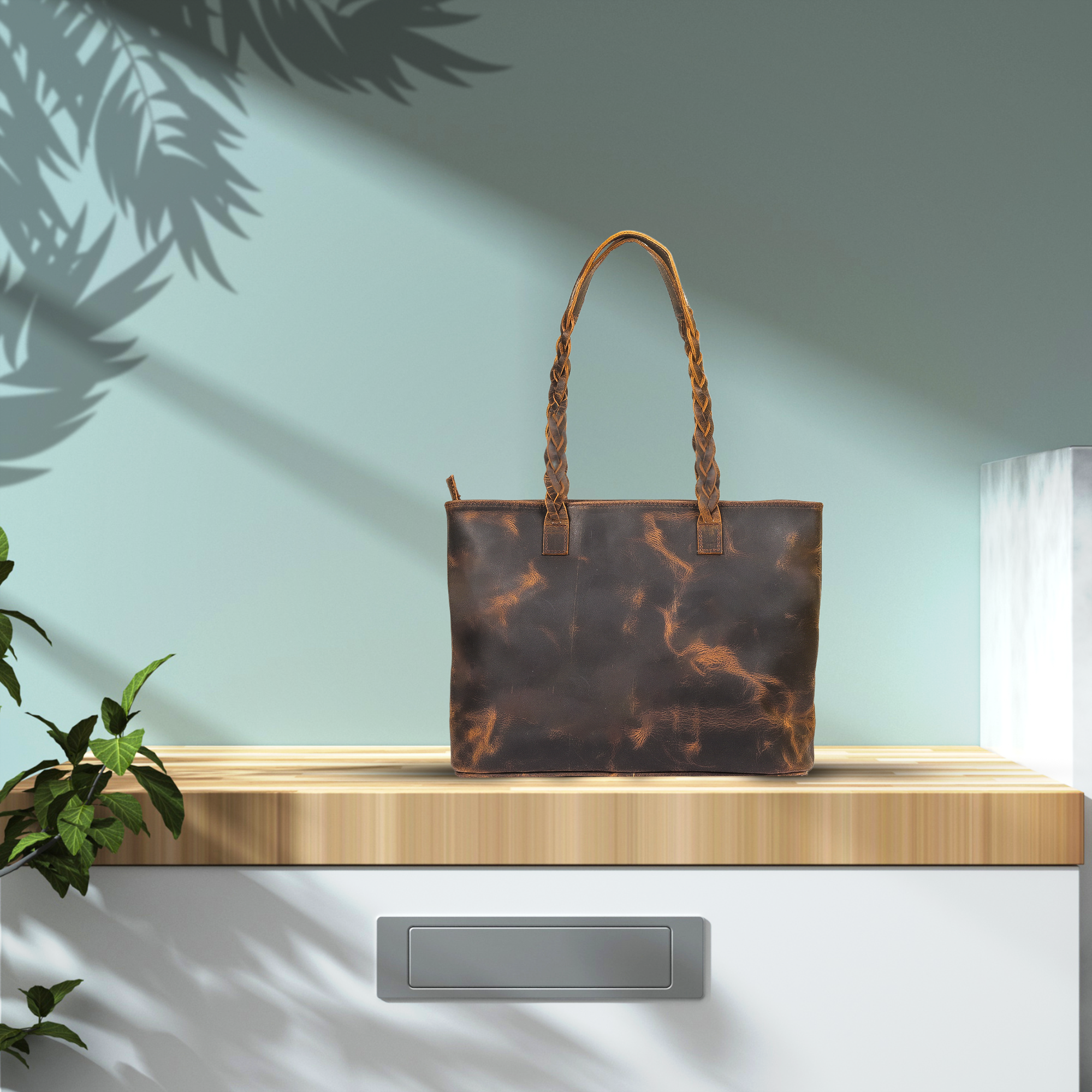 Chic Leather Tote: Elevate Your Look with Timeless Sophistication