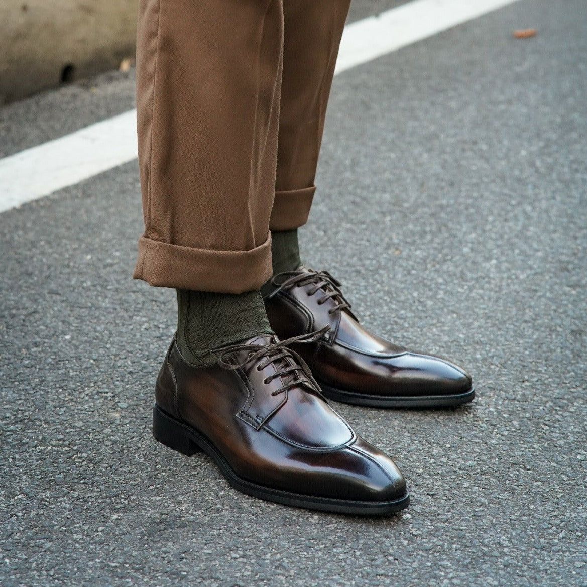 Italian-Inspired Sophistication: Comfortable Leather Derby Lace-Ups